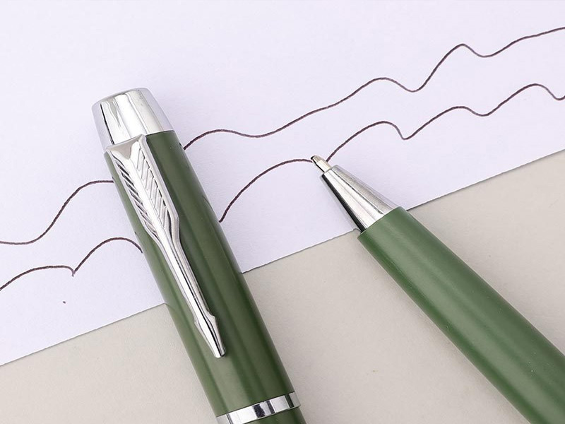 Quel est l'impact de la sélection des matériaux sur la longévité et la fiabilité du stylo à bille ?